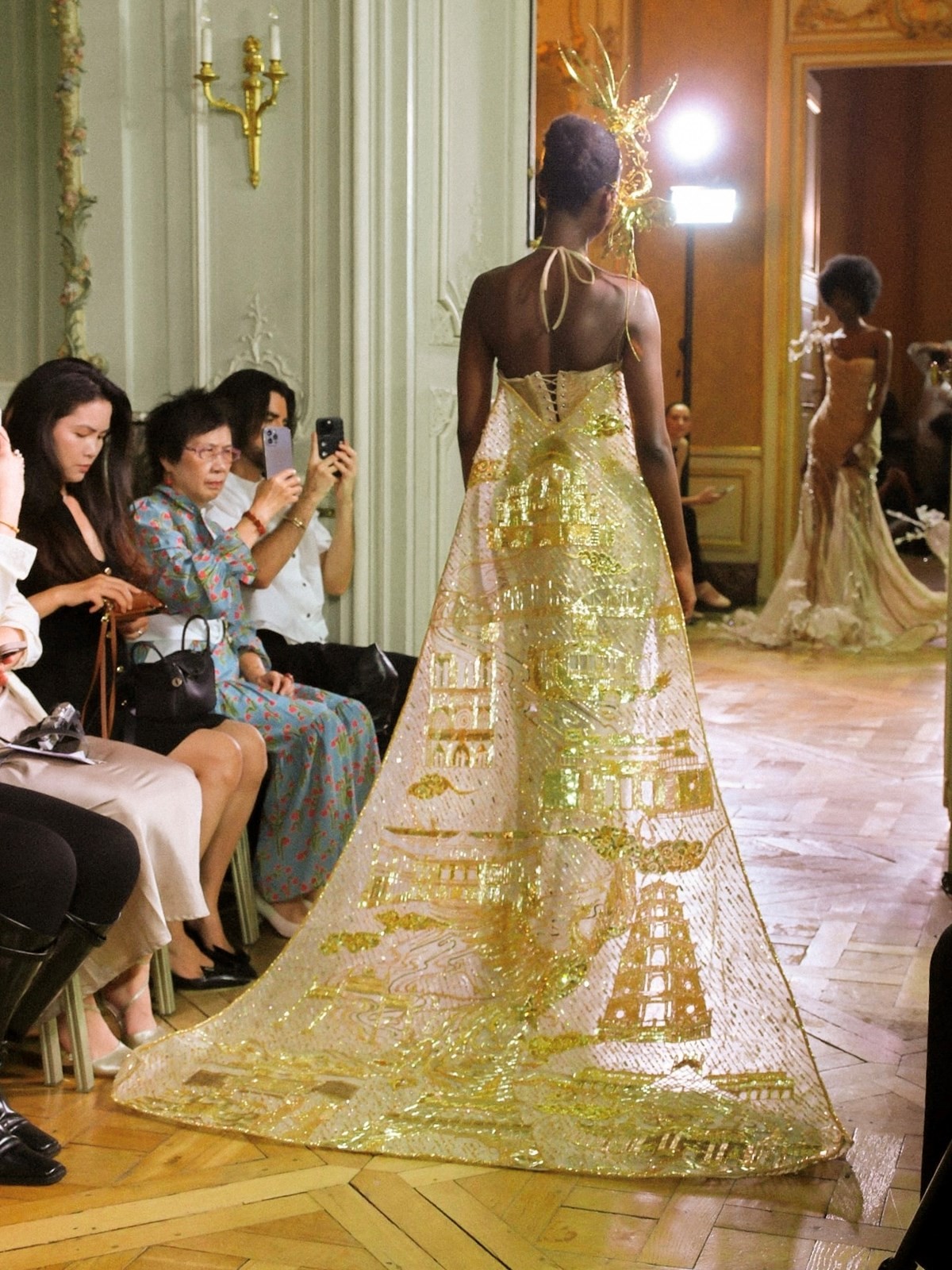 NTK Nguyễn Phúc Tuấn đưa 'Vũ Khúc Cố Đô' đến Paris Fashion Week - Ảnh 8.
