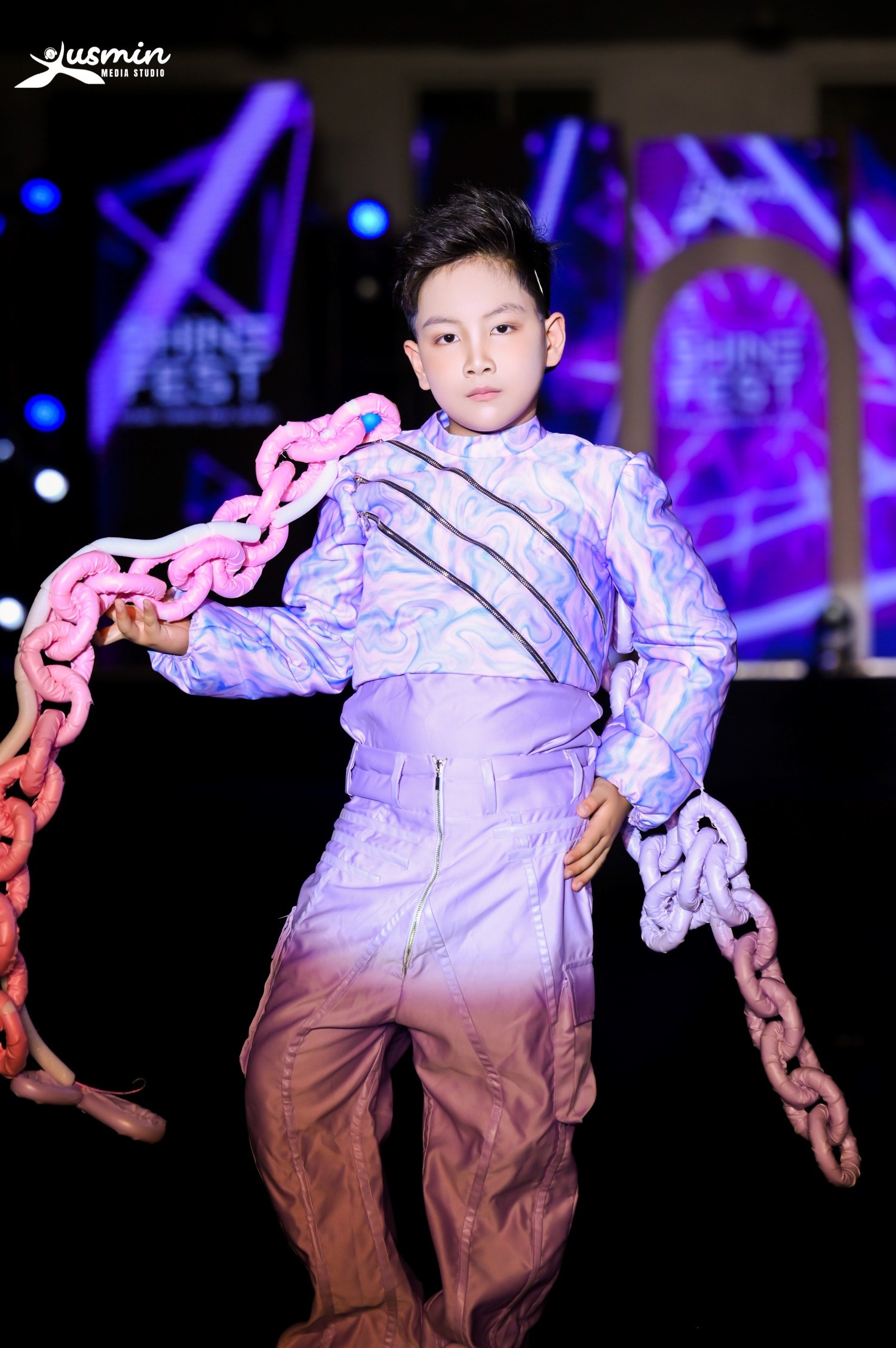 Nam mẫu nh&iacute; h&oacute;a 'chiến binh &aacute;nh s&aacute;ng' tr&ecirc;n s&agrave;n diễn - Ảnh 2.