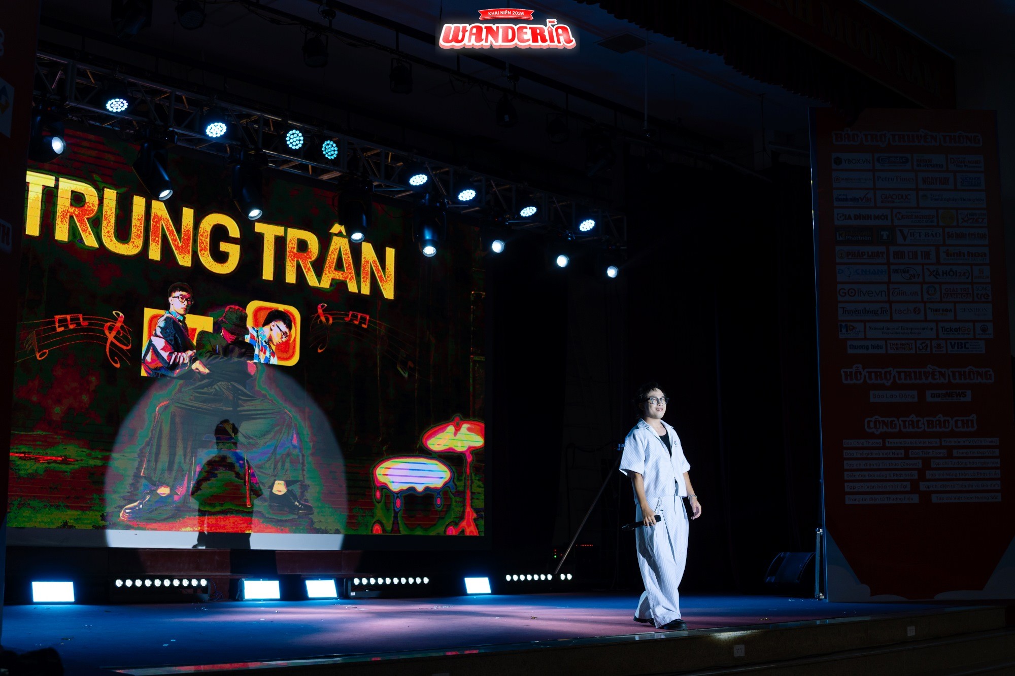 Trung Trần mang ca kh&uacute;c mới đến đ&ecirc;m nhạc hội 'Khai Ni&ecirc;n 2026: WANDERIA' - Ảnh 1.