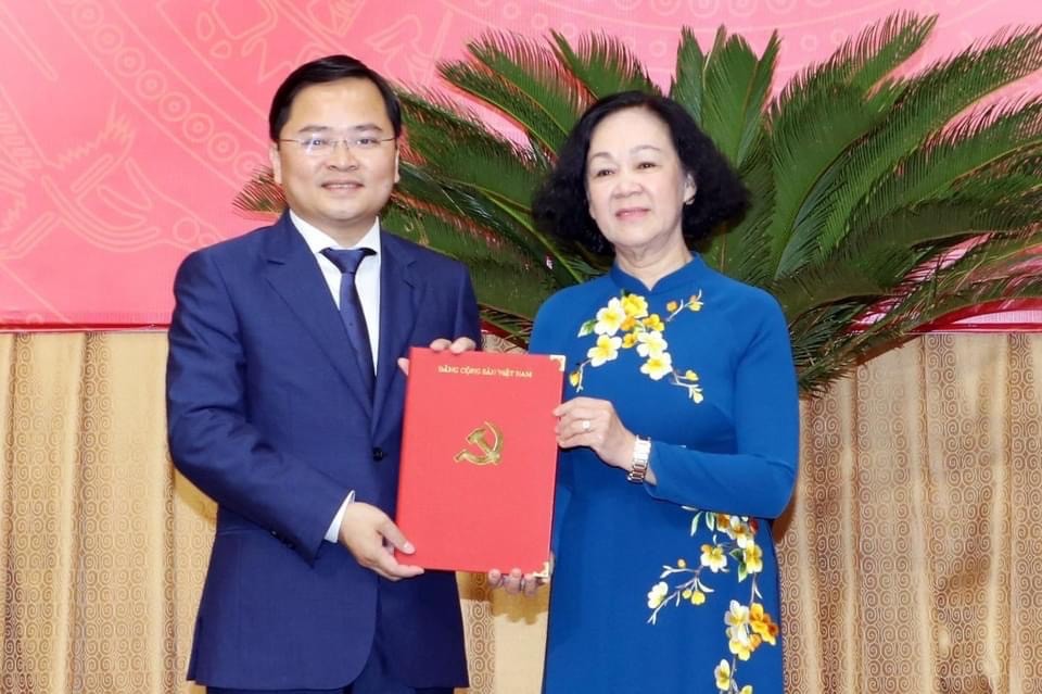 trao quyết định anh Tuấn.jpg