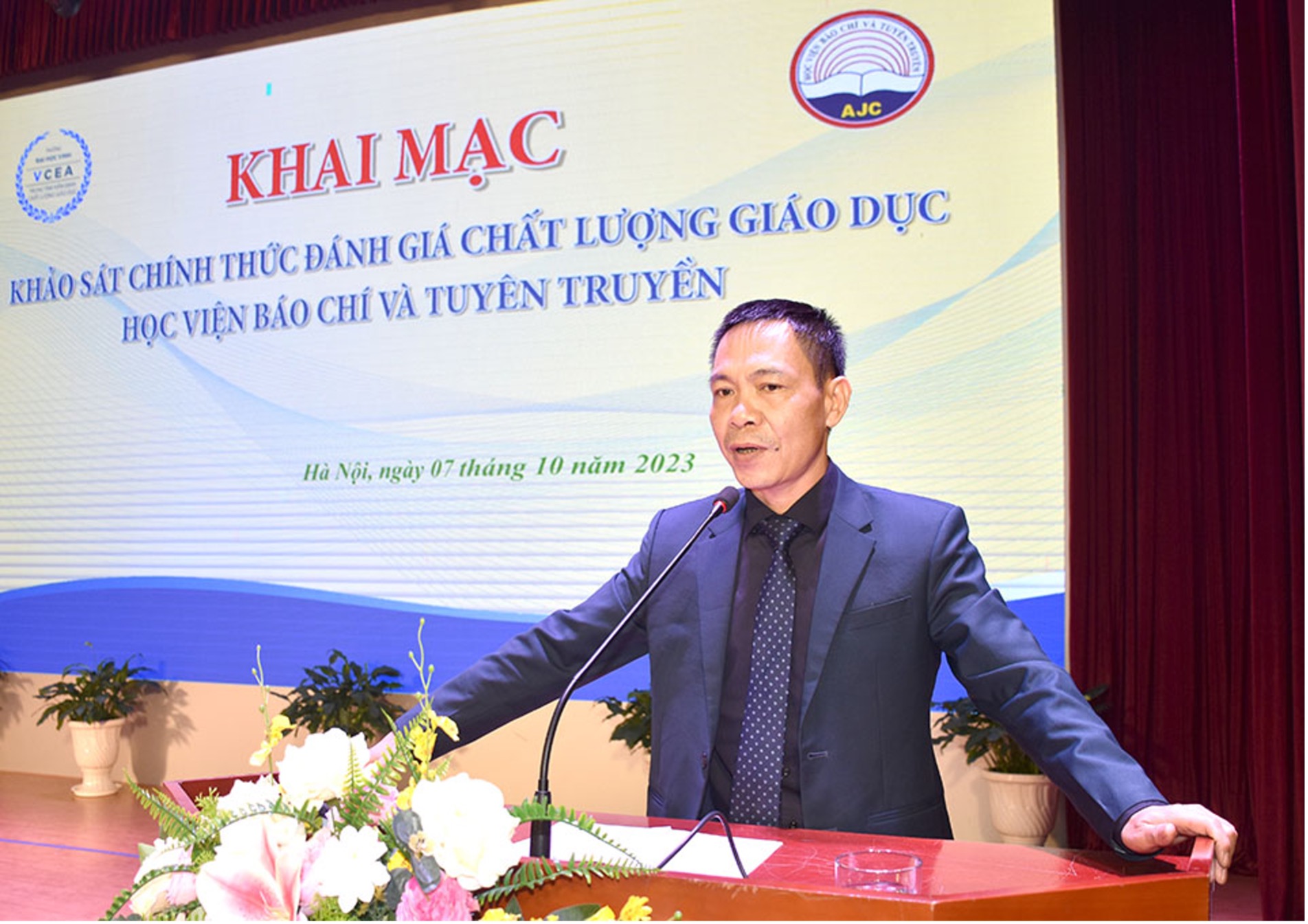 Nguyễn Đình Huy, Phó Giám đốc Trung tâm Kiểm định chất lượng giáo dục Đại học Vinh phát biểu khai mạc