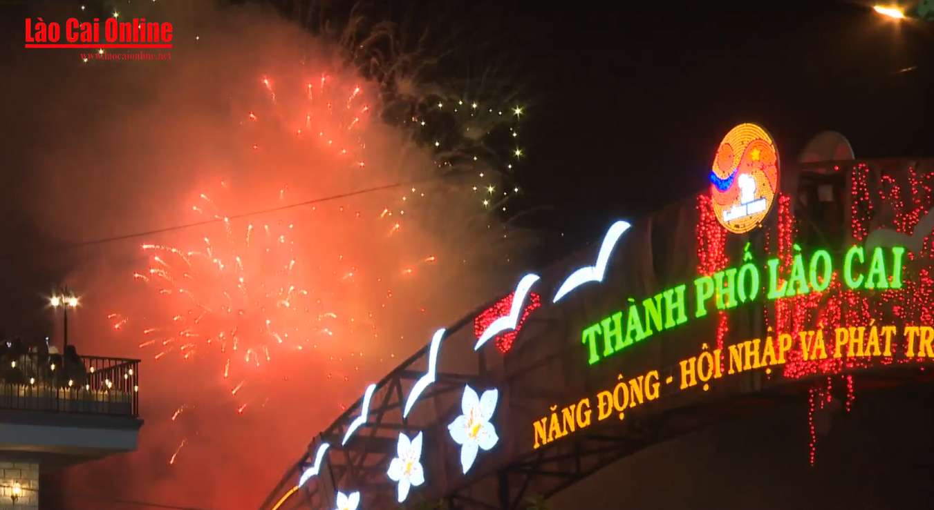 màn pháo hoa chào đón năm mới xuân 2025 của tỉnh lào cai