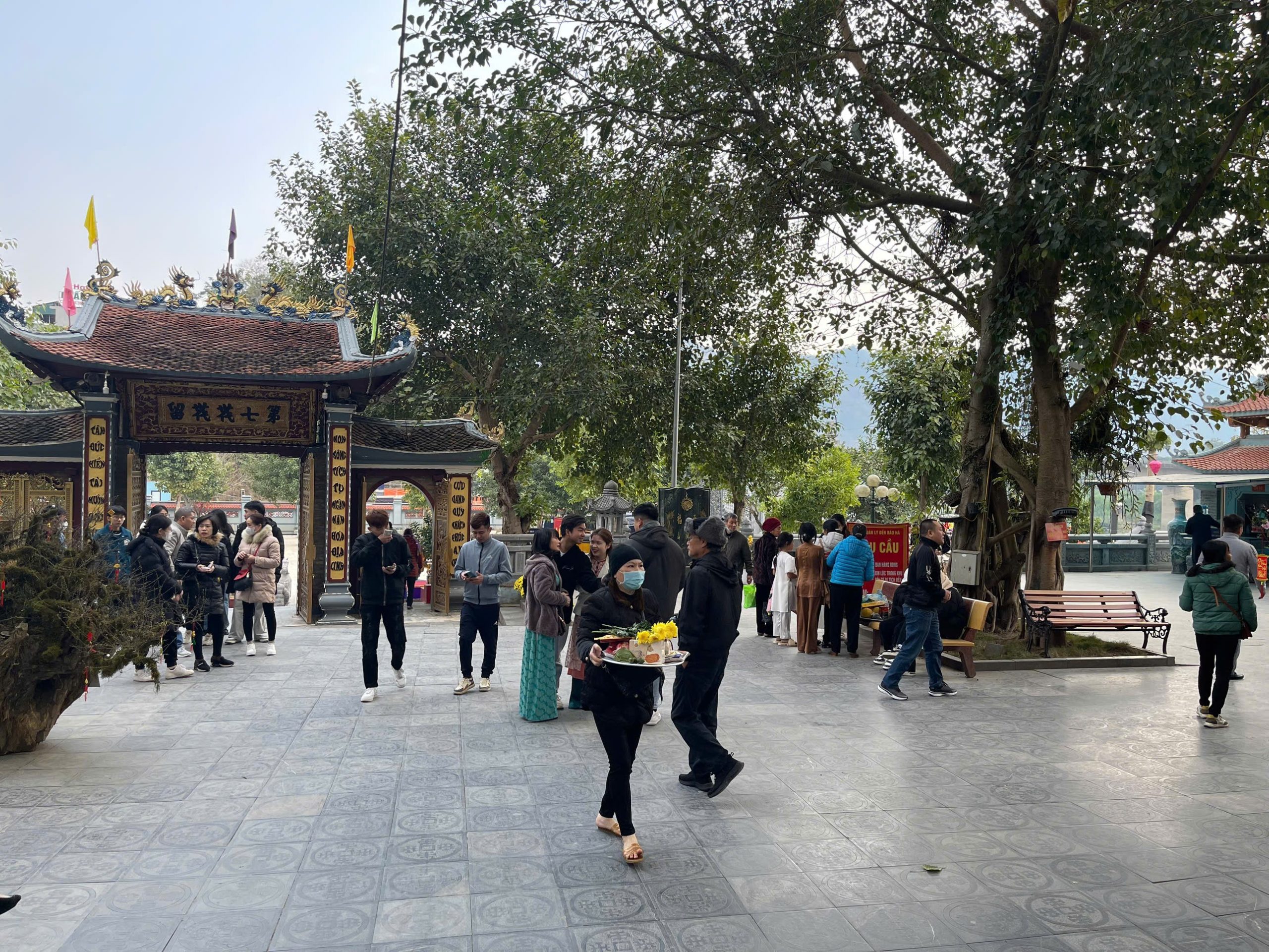 Đông đảo du khách tới tham quan, chiêm bái tại đền Bảo Hà.