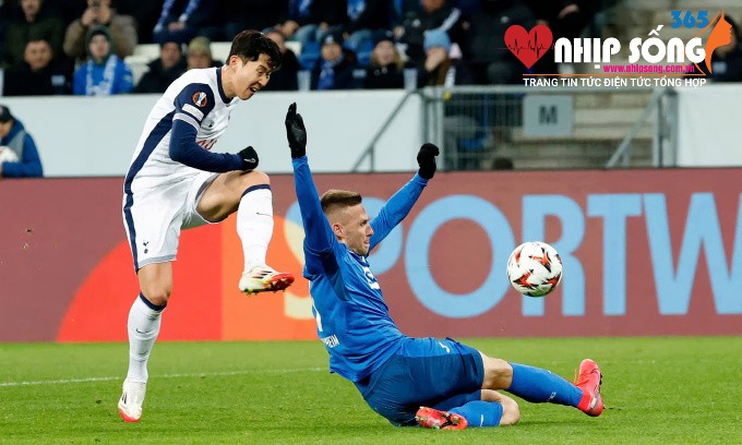 Son Heung-min tỏa sáng với cú đúp giúp Tottenham đánh bại Hoffenheim- Ảnh 1. Son Heung-min (trái) mở tỷ số cho Tottenham trước Hoffenheim trên sân PreZero tối 23/1/2025.