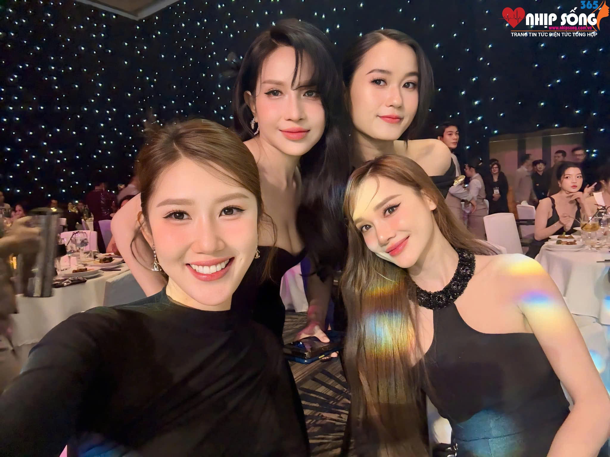 Nhã Phương có mối quan hệ tốt đẹp với nhiều nghệ sĩ đình đám. 
