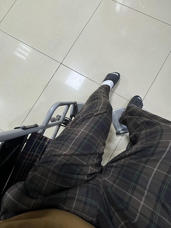 Doãn Quốc Đam ngồi xe lăn, đồng nghiệp VFC lo lắng hỏi thăm- Ảnh 1. Doãn Quốc Đam ngồi xe lăn ngày đầu xuân.