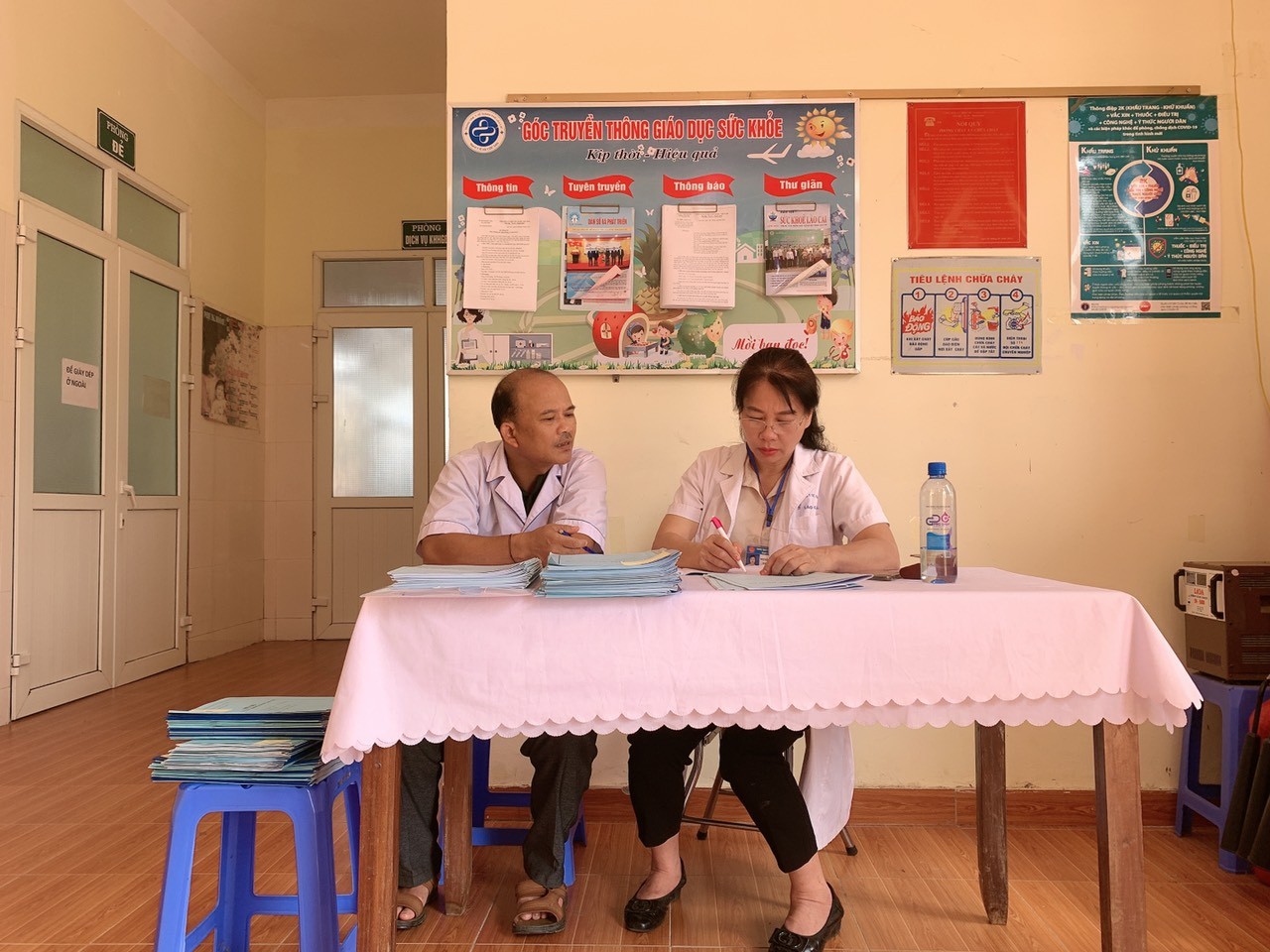 Lào Cai cử 139 cán bộ y tế luân phiên hỗ trợ tuyến dưới năm 2025- Ảnh 2. Bác sỹ Trung tâm Y tế thành phố Lào Cai làm việc luân phiên hỗ trợ chuyên môn cho cán bộ trạm y tế xã (Ảnh Báo Lào Cai)