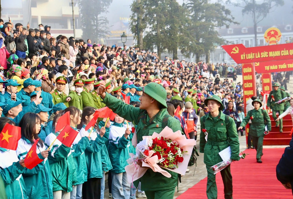Xúc động trước hình ảnh chia tay với gia đình trước khi lên đường nhập ngũ. (Ảnh Truyền Hình Sa Pa)