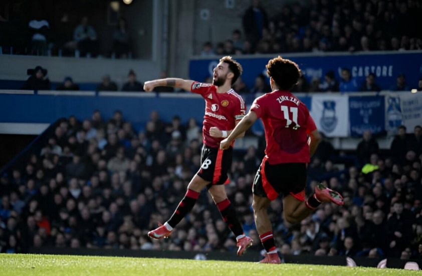 Bruno Fernandes ghi bàn từ cú sút phạt, MU cứu vãn trận hòa kịch tính trước Everton- Ảnh 2. Bruno sút phạt thành bàn, níu giữ hy vọng cho Quỷ đỏ.