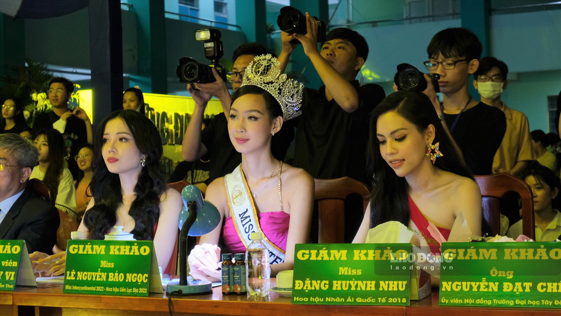 Hoa Hậu Bảo Ngọc nàng Hậu có thành tích học tập xuất sắc khiến nhiều người mơ ước- Ảnh 4. Hoa hậu Bảo Ngọc làm Ban Giám khảo tại Vòng chung kết cuộc thi Hoa khôi sinh viên TDU 2022. (Ảnh Báo Lao Động)