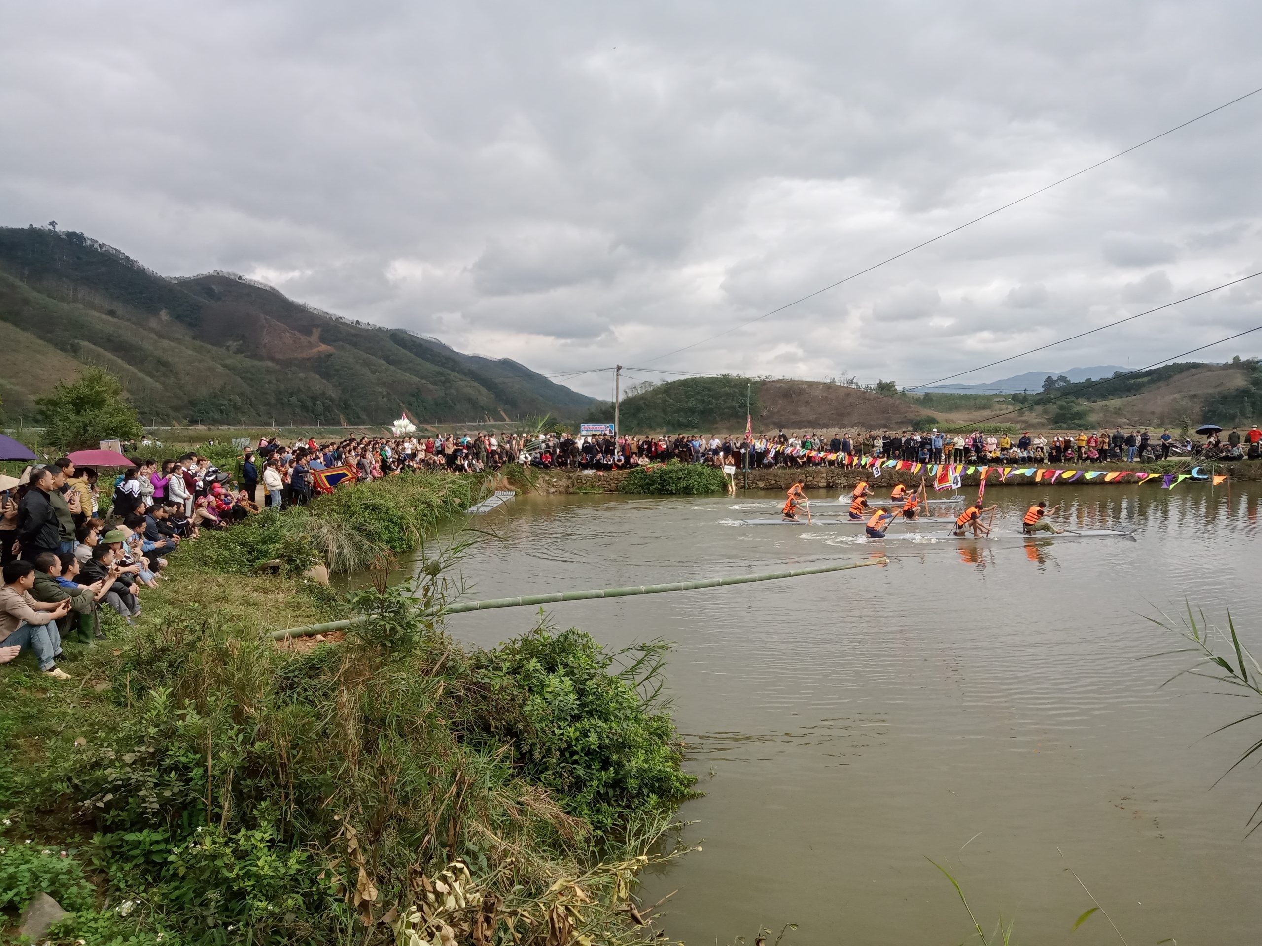 Lễ hội đền Hai Cô Kim Sơn: Hòa mình vào không gian văn hóa dân gian đặc sắc- Ảnh 1. Đi cầu thăng bằng trên hồ Kim Quang