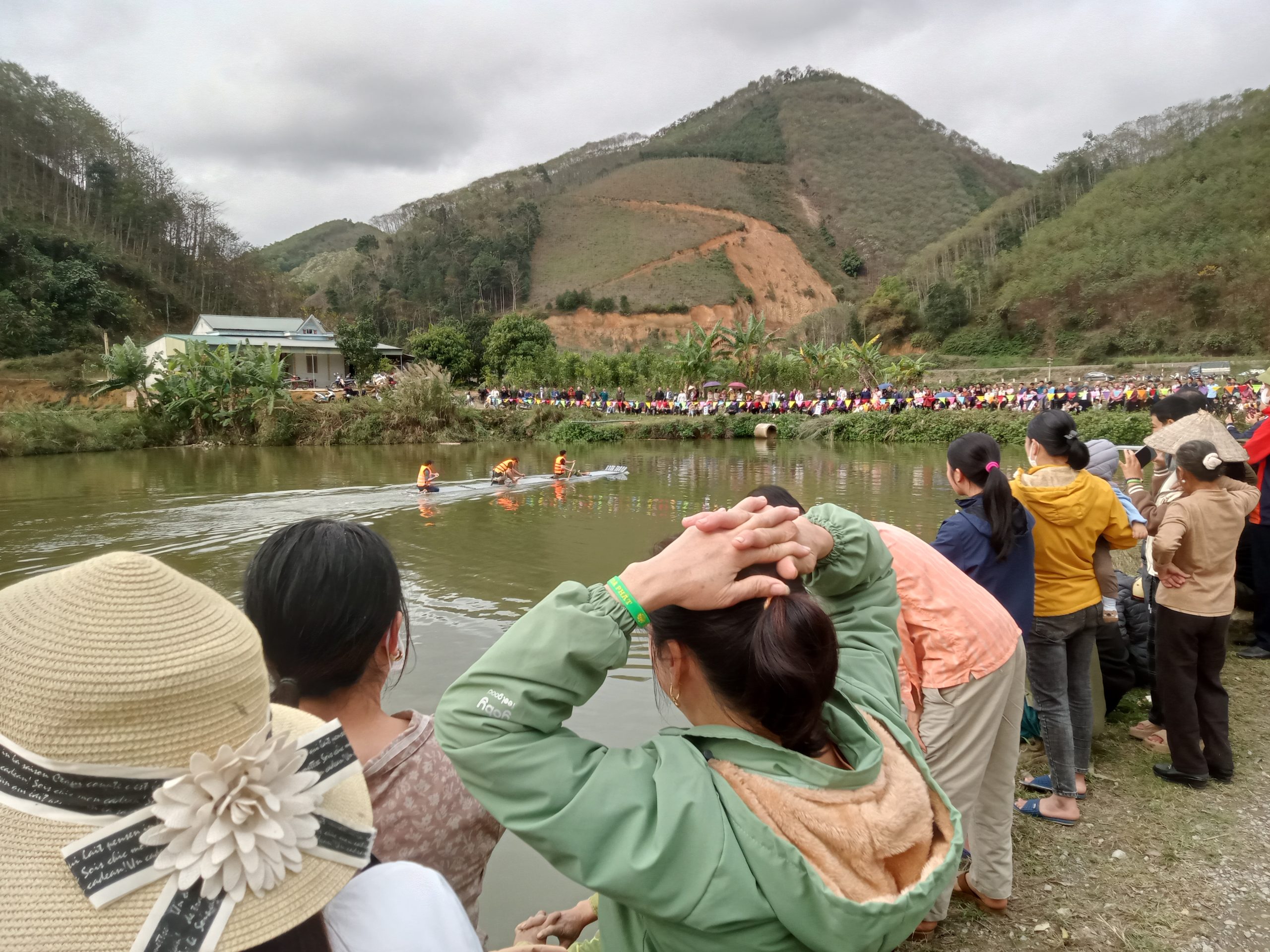 Lễ hội đền Hai Cô Kim Sơn: Hòa mình vào không gian văn hóa dân gian đặc sắc- Ảnh 2. Những trò chơi dân gian cuốn hút.