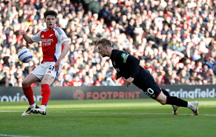 Thẻ đỏ tai hại, Arsenal thất bại cay đắng trước West Ham- Ảnh 1. Jarrod Bowen lập công mang về chiến thắng cho West Ham trước Arsenal.