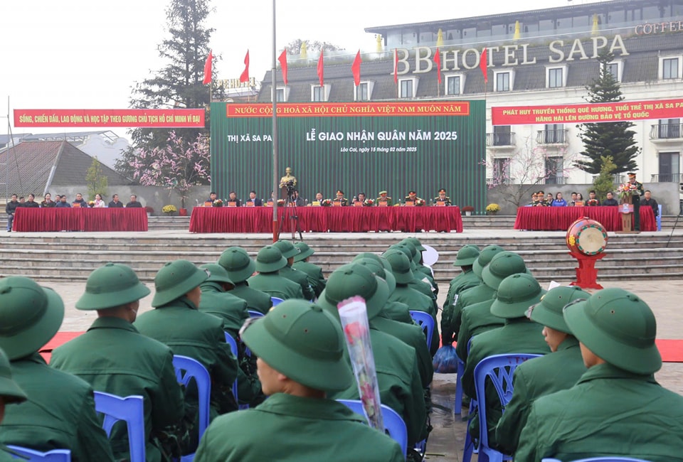 Không khí trang trọng, xúc động trong ngày hội tòng quân. (Ảnh Truyền Hình Sa Pa)