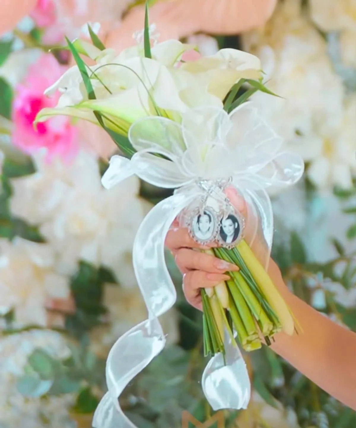 Khoảnh khắc con gái Phi Nhung ôm di ảnh mẹ vào lễ đường đã khiến nhiều người xúc động.- Ảnh 2. Tuyết Nhung để ảnh mẹ nuôi cùng bó hoa cưới bày tỏ sự biết ơn. Ảnh: TikTok: Nguyễn Văn Pháp.