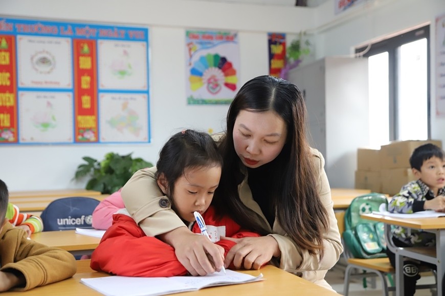 Tri thức dẫn lối cho mùa Xuân nở hoa của cô trò Làng Nủ- Ảnh 2. Từng con chữ được gieo xuống là bước đầu tiên của hành trình gieo mầm tri thức (Ảnh Báo Lào Cai)