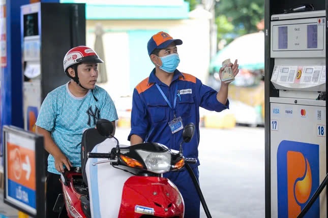 Giá xăng dầu hôm nay 26-2: Trượt dốc vì nhu cầu giảm và nguồn cung tăng- Ảnh 1. Giá xăng dầu hôm nay