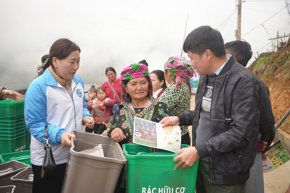 Ra mắt mô hình "Phân loại rác thải nhựa và trồng cây xanh" tại khu tái thiết Đồi Gianh, xã Liên Minh- Ảnh 4.