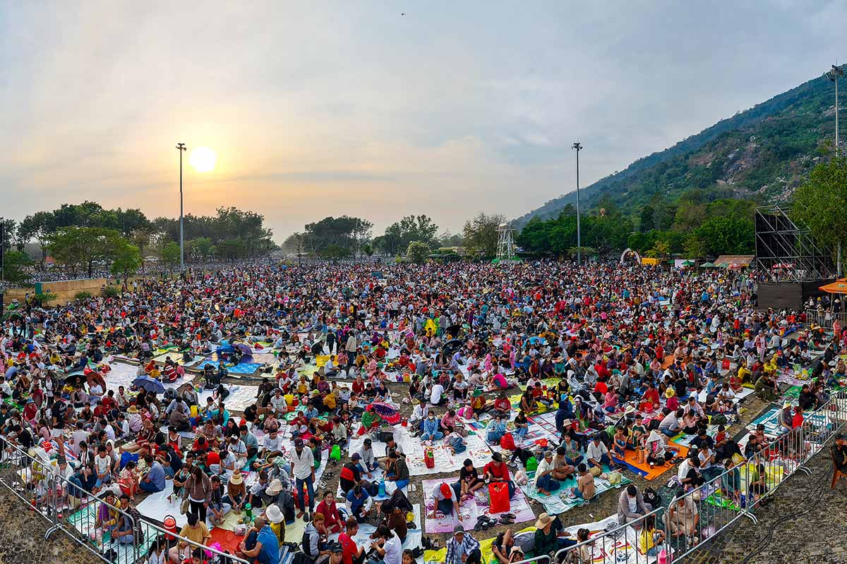Hàng trăm nghìn du khách đổ về núi Bà Đen dịp Tết Nguyên đán 2025- Ảnh 1. Đông đảo người dân ngủ lại qua đêm, chờ đến sáng sớm để lên đỉnh núi Bà Đen cầu an dịp đầu năm. (Ảnh: Sun World Ba Den Mountain)