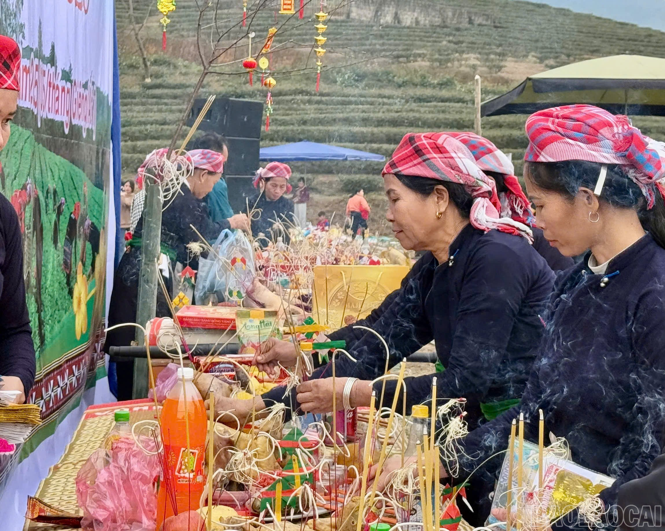 Rộn ràng lễ hội xuống đồng xã Phú Nhuận lễ hội Tết độc đáo của đồng bào Tày- Ảnh 4. Người dân dâng lễ cúng thần linh (Ảnh Báo Lào Cai)