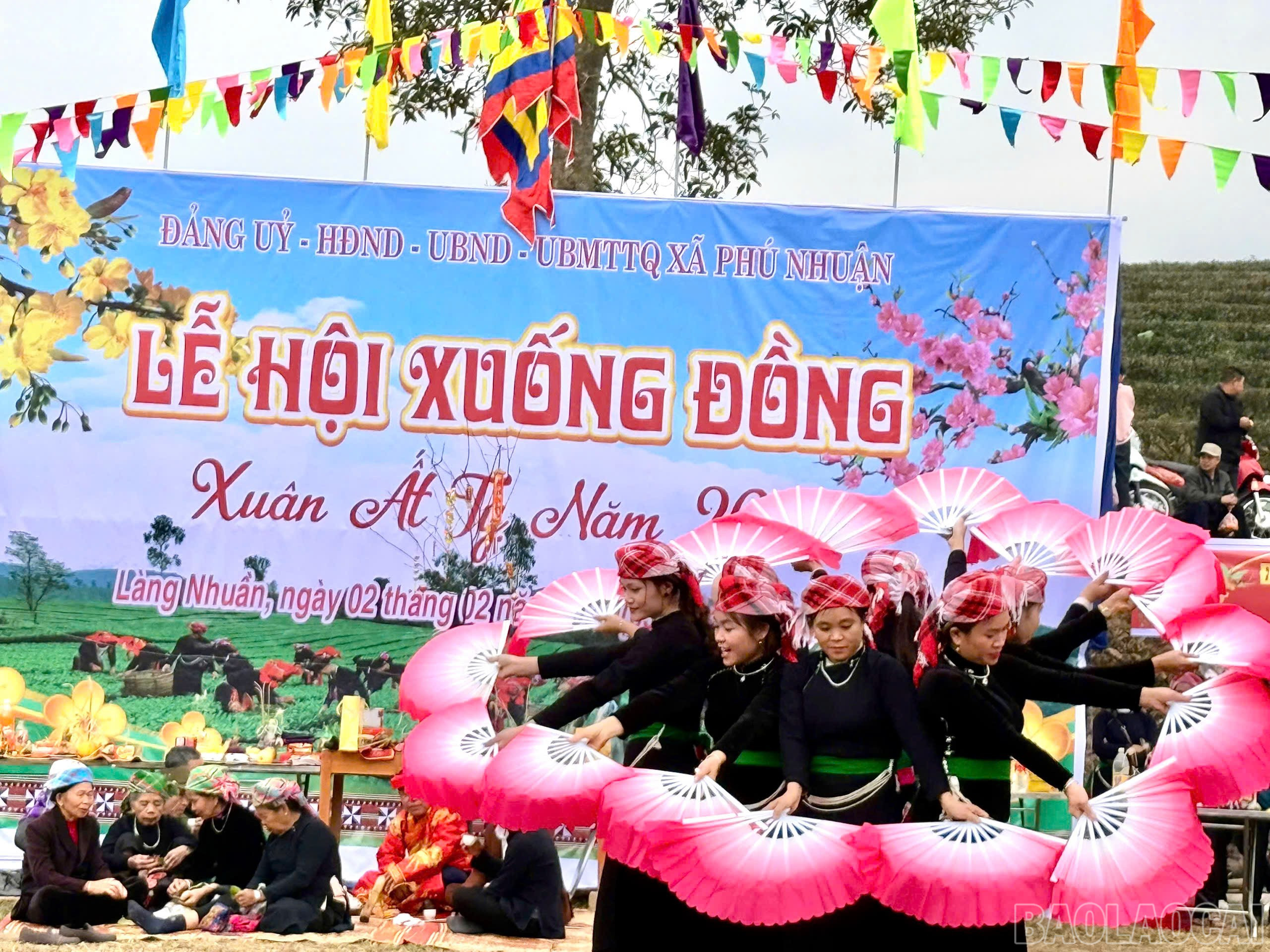 Rộn ràng lễ hội xuống đồng xã Phú Nhuận lễ hội Tết độc đáo của đồng bào Tày- Ảnh 7. Những điệu múa dân gian truyền thống do các thôn nữ thể hiện (Ảnh Báo Lào Cai)