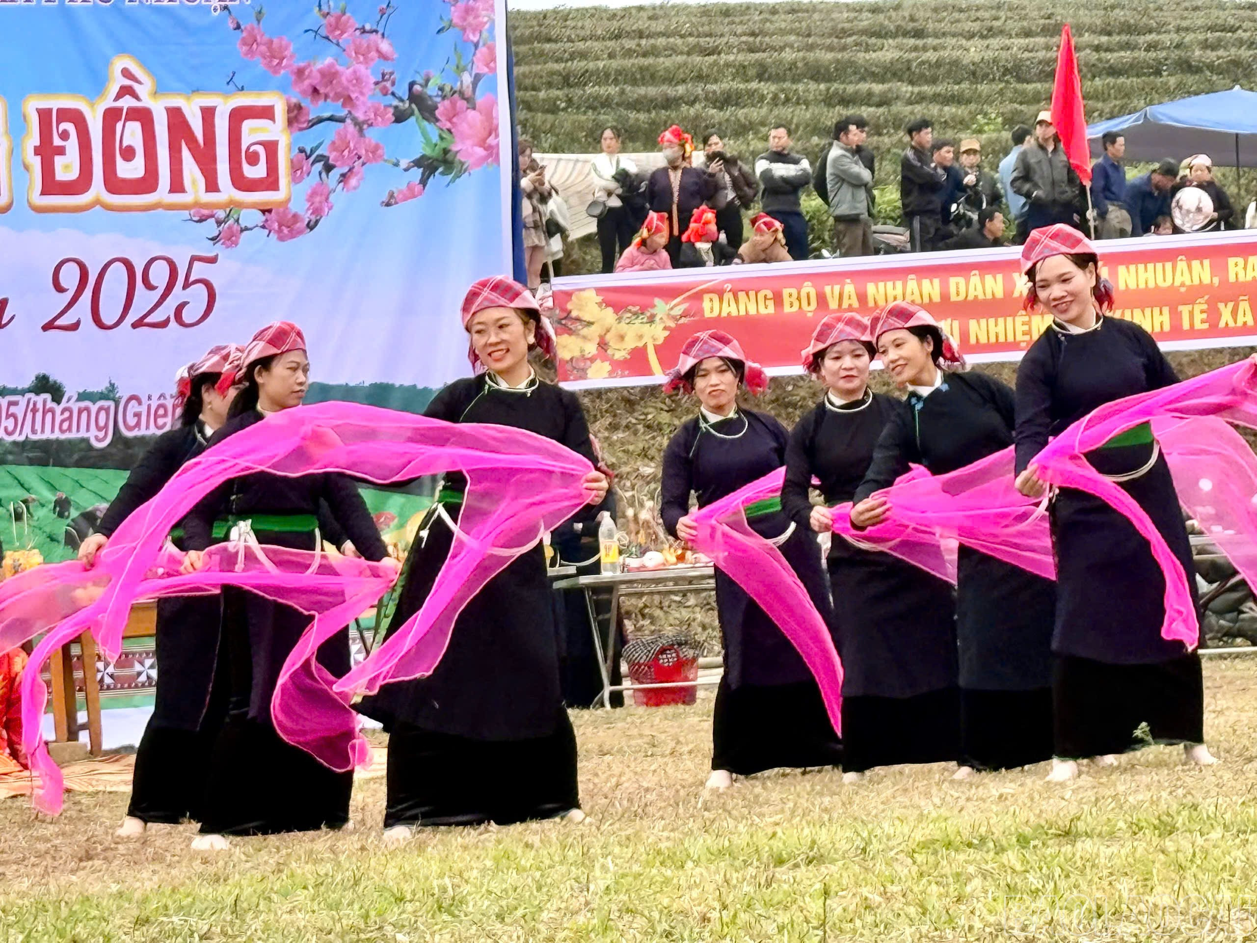 Rộn ràng lễ hội xuống đồng xã Phú Nhuận lễ hội Tết độc đáo của đồng bào Tày- Ảnh 6. Rộn ràng lễ hội xuống đồng xã Phú Nhuận lễ hội Tết độc đáo của đồng bào Tày- Ảnh 6.