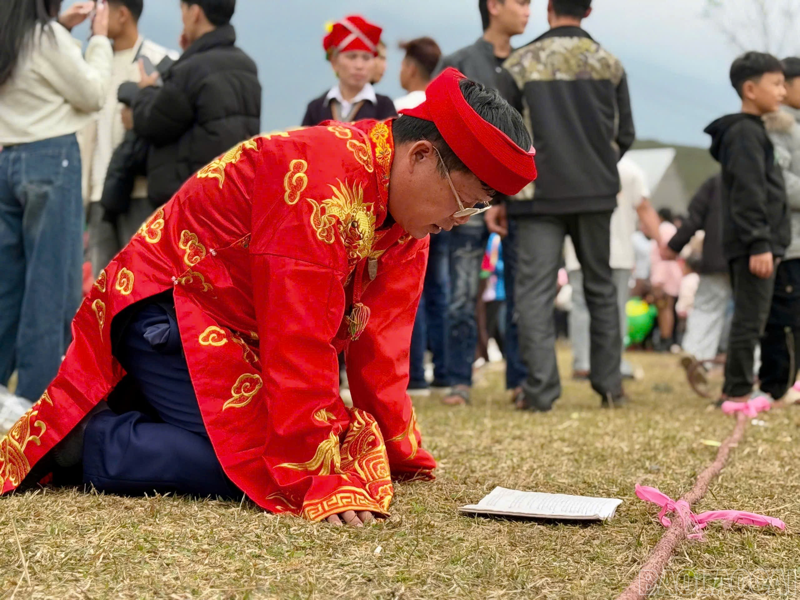 Rộn ràng lễ hội xuống đồng xã Phú Nhuận lễ hội Tết độc đáo của đồng bào Tày- Ảnh 3. Thầy mo thực hành các nghi lễ tín ngưỡng dân gian (Ảnh Báo Lào Cai)
