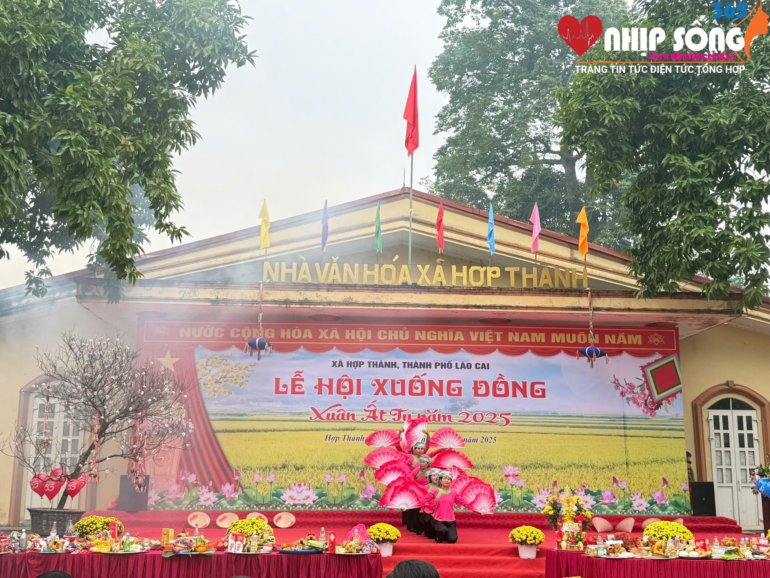 Lễ hội xuống đồng tại xã Hợp Thành diễn ra trong không khí vui tươi, sôi động với các chương trình múa hát đặc sắc