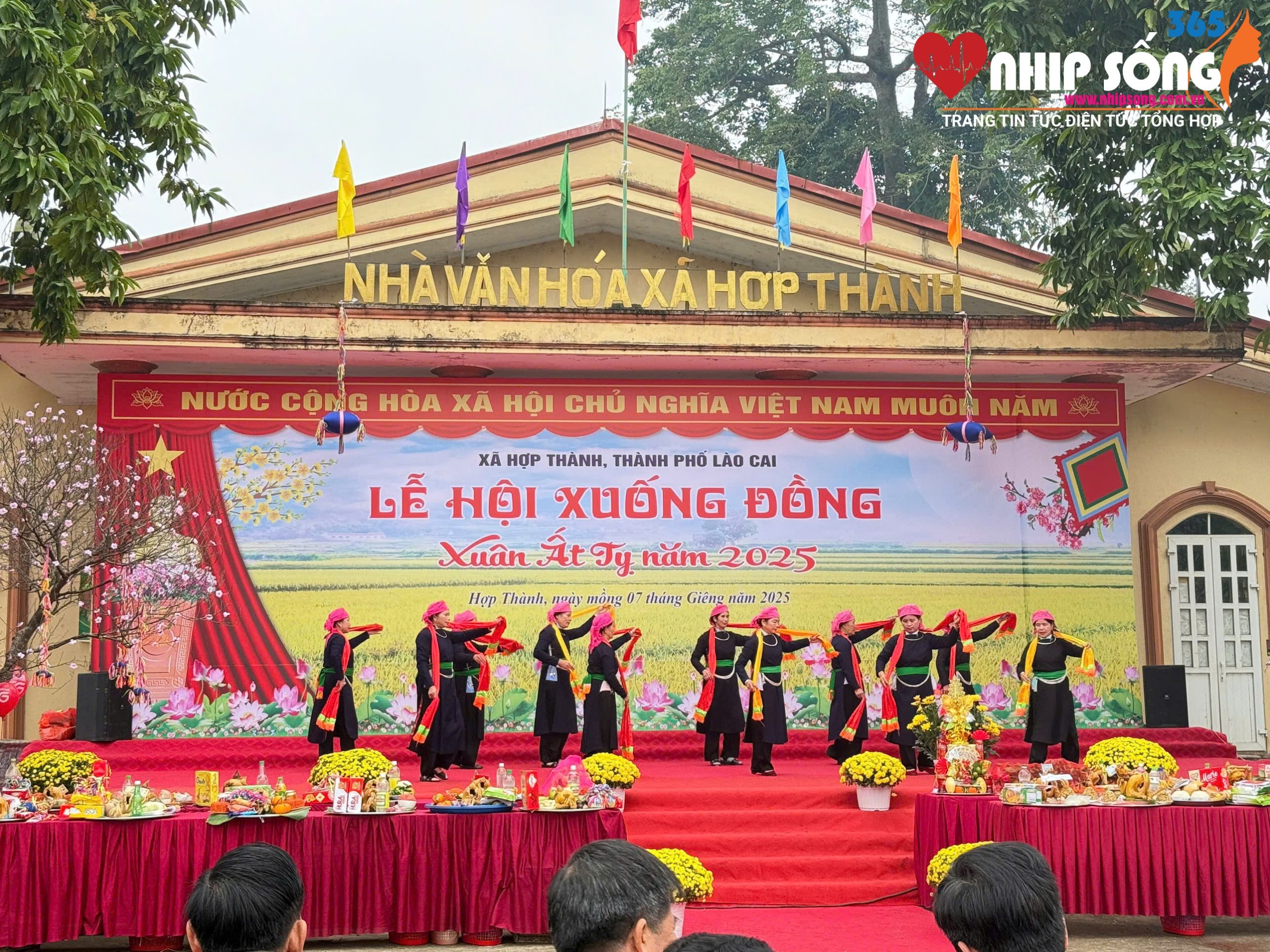 Trong suốt lễ hội, không thể thiếu những điệu múa truyền thống của bà con dân tộc