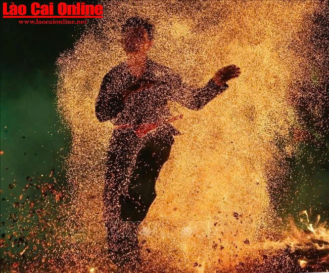Không khí lễ hội tưng bừng trên cao nguyên trắng Bắc Hà- Ảnh 2. Lễ hội nhảy lửa của bà con dân tộc ở huyện Bắc Hà.