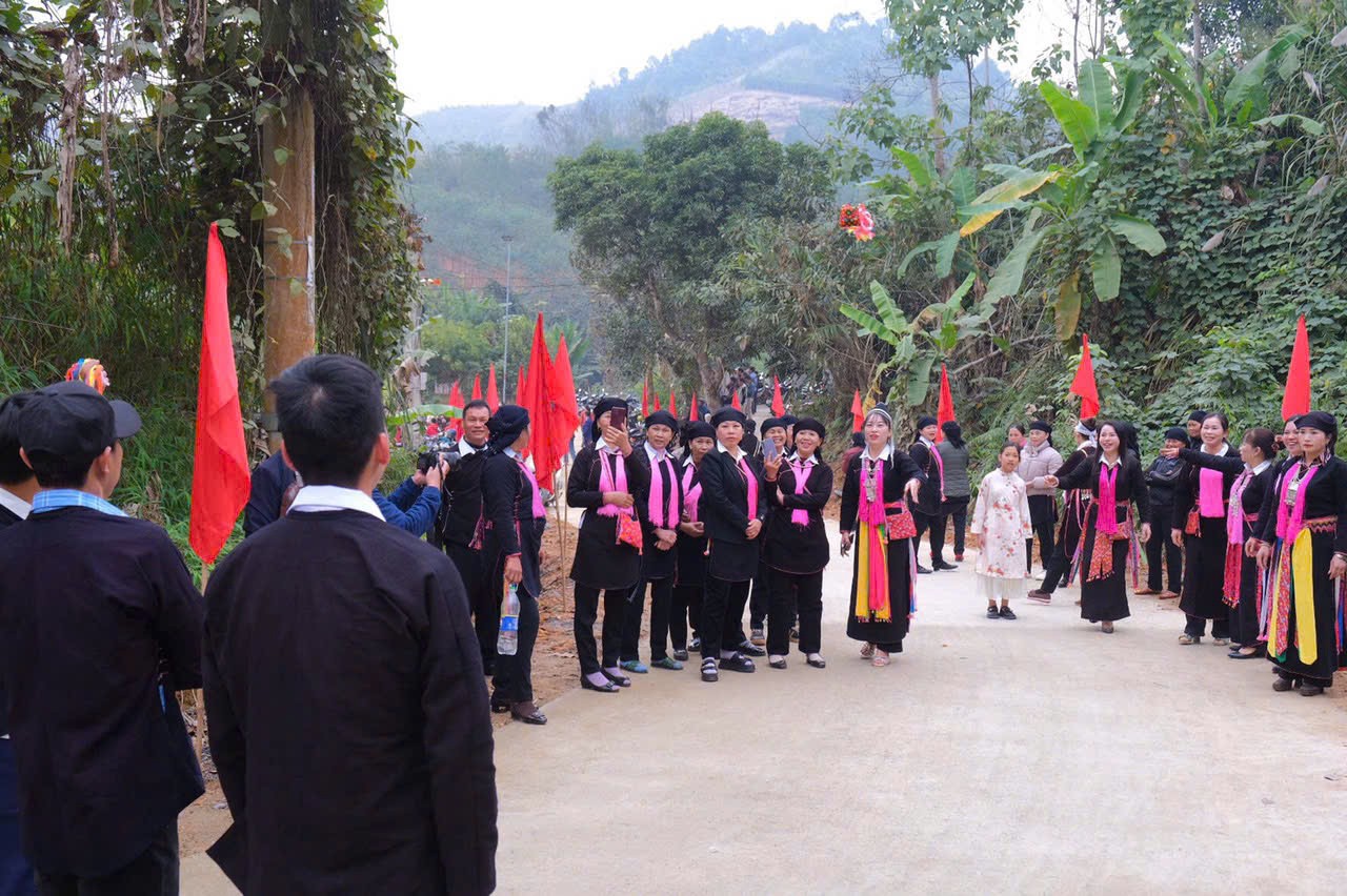 Màn hát đối đáp giao lưu trong Hội &quot;Hát qua làng&quot; xã Bản Phiệt. (Ảnh Báo Lào Cai)
