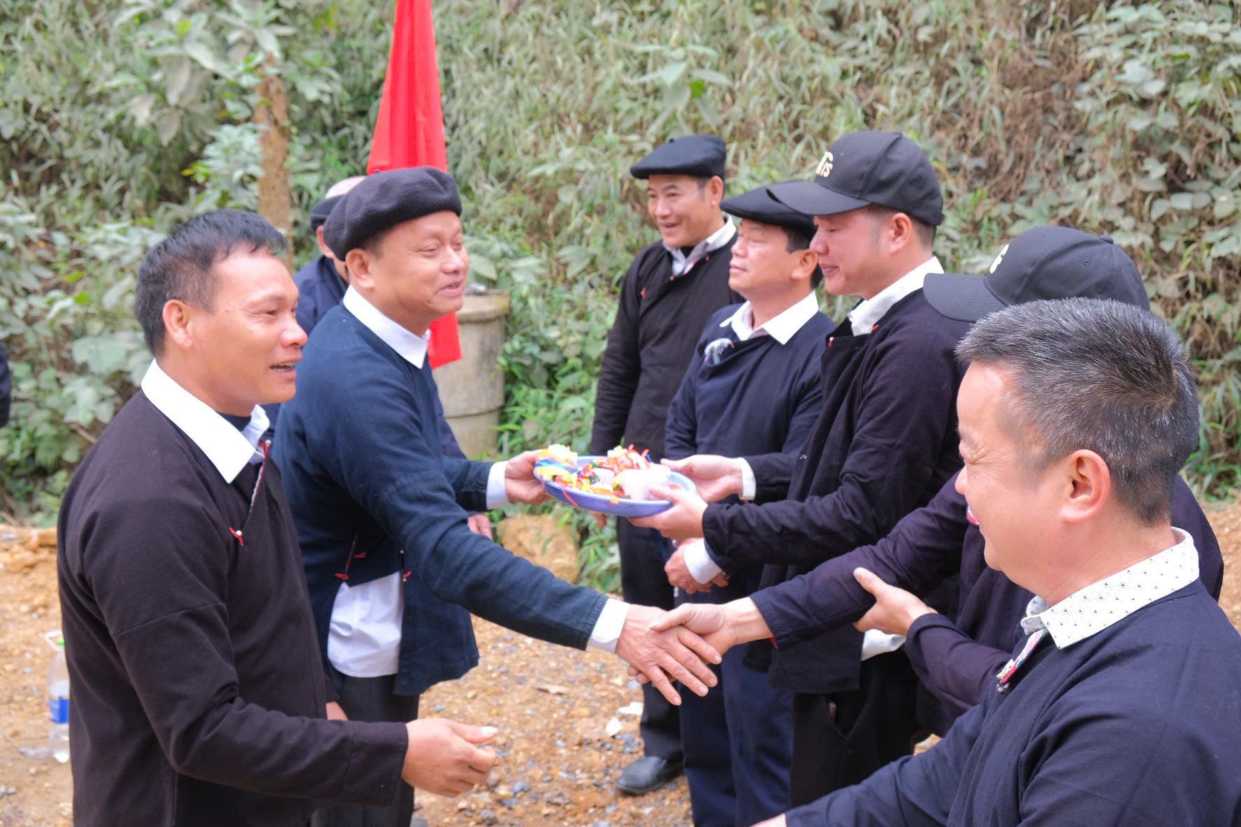 Hội &quot;Hát qua làng&quot; là dịp để những bạn tâm giao gặp gỡ, giao lưu. (Ảnh Báo Lào Cai)