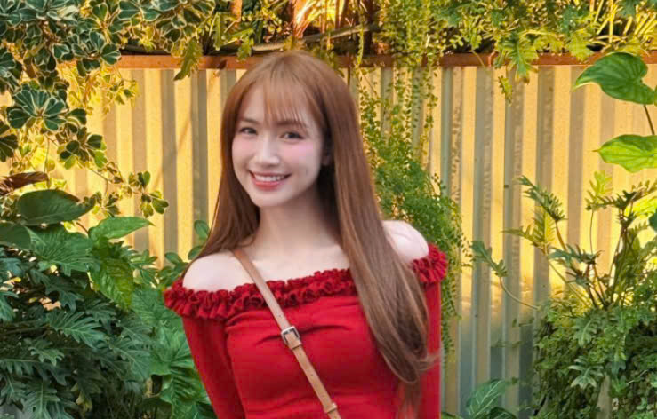Ca sĩ Hòa Minzy.