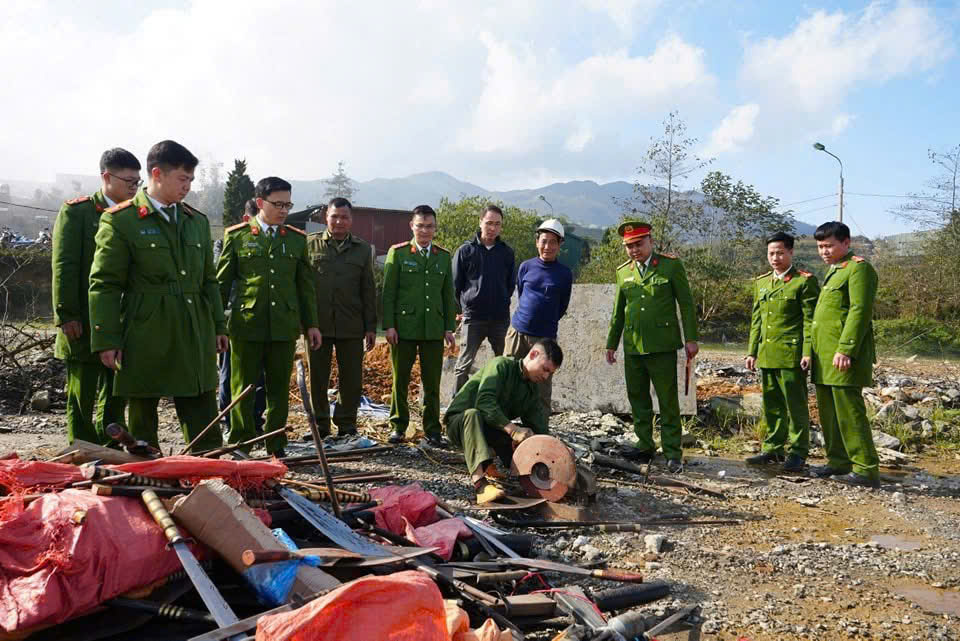 Sa Pa tiêu hủy 676 vũ khí, vật liệu nổ và công cụ hỗ trợ thu hồi từ nhân dân- Ảnh 3.