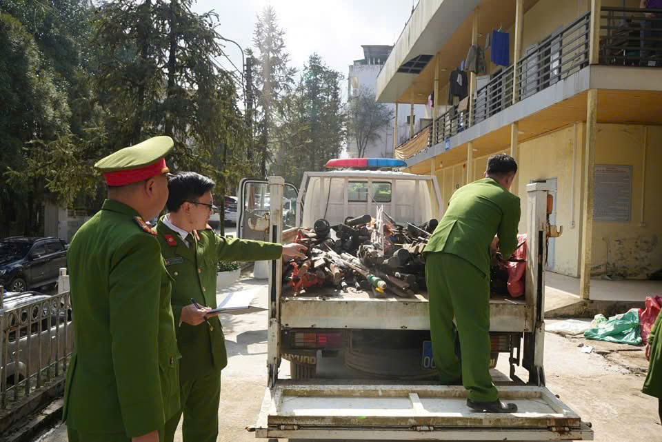 tiến hành tiêu hủy một lượng lớn vũ khí (ảnh truyền hình SaPa)