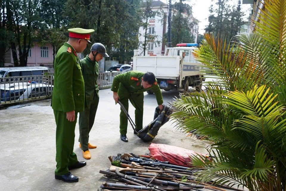 Sa Pa tiêu hủy 676 vũ khí, vật liệu nổ và công cụ hỗ trợ thu hồi từ nhân dân- Ảnh 1.