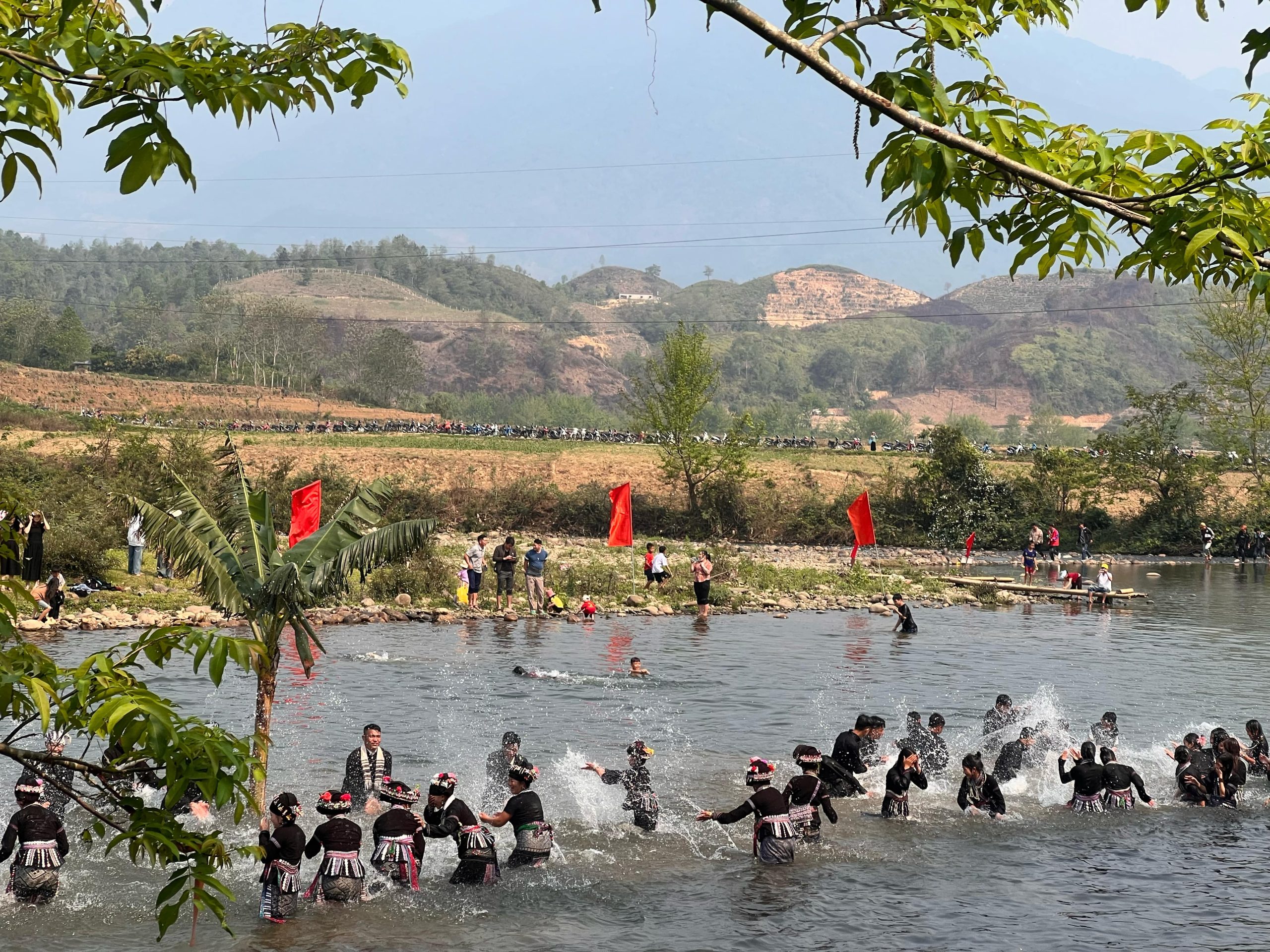 Lễ hội Bun Vốc Nặm: Nét văn hóa đặc sắc của người Lào ở Lai Châu- Ảnh 5. Người dân và du khách cùng nhau tham gia vào chuỗi hoạt động vui chơi náo nhiệt ( Ảnh: Hặc Hoàng)
