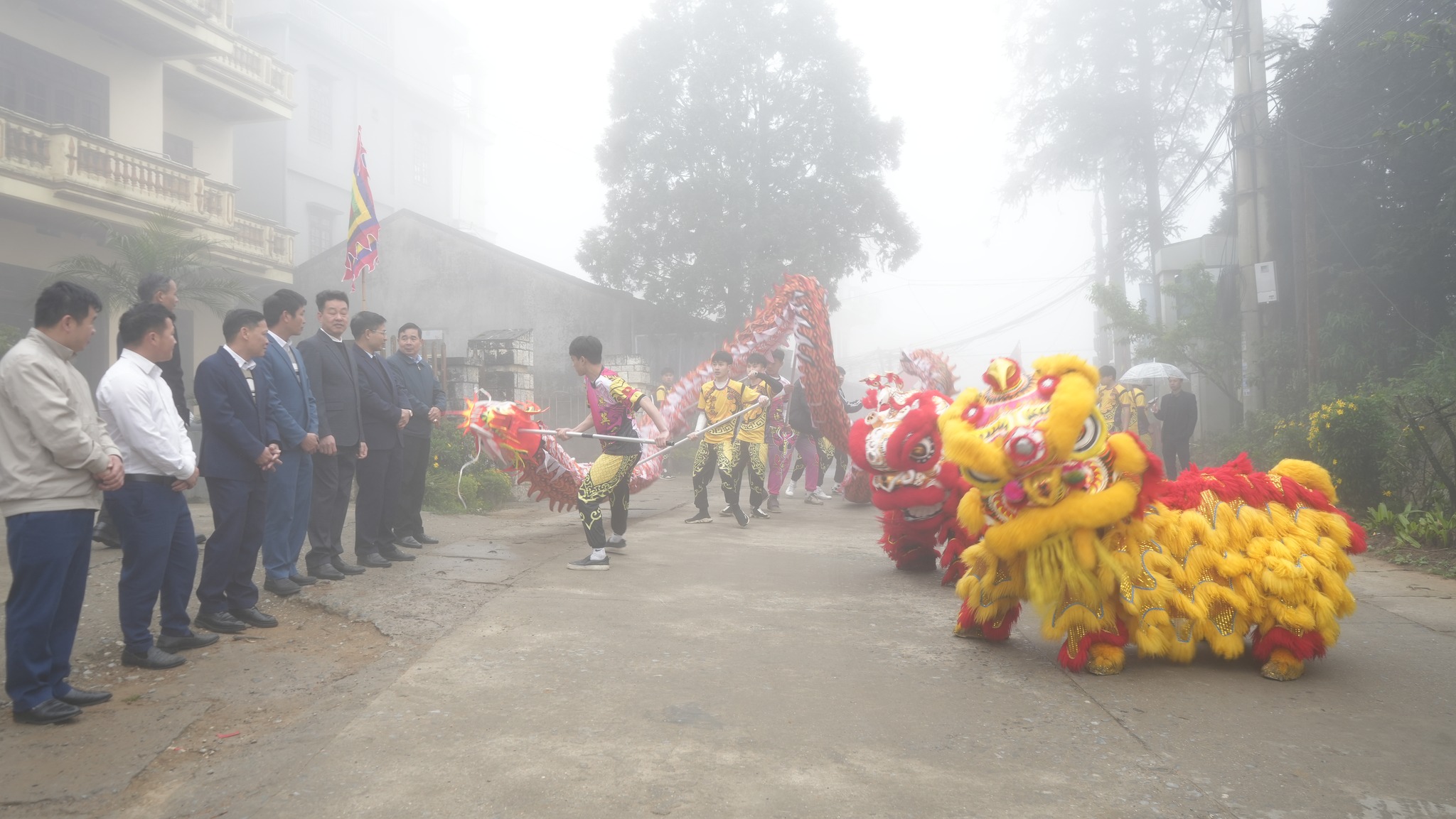 Thường trực Thị ủy, HĐND, UBND Sa Pa tham dự lễ dâng hương đặc biệt tại Lễ hội Đền Mẫu Thượng 2025- Ảnh 1.
