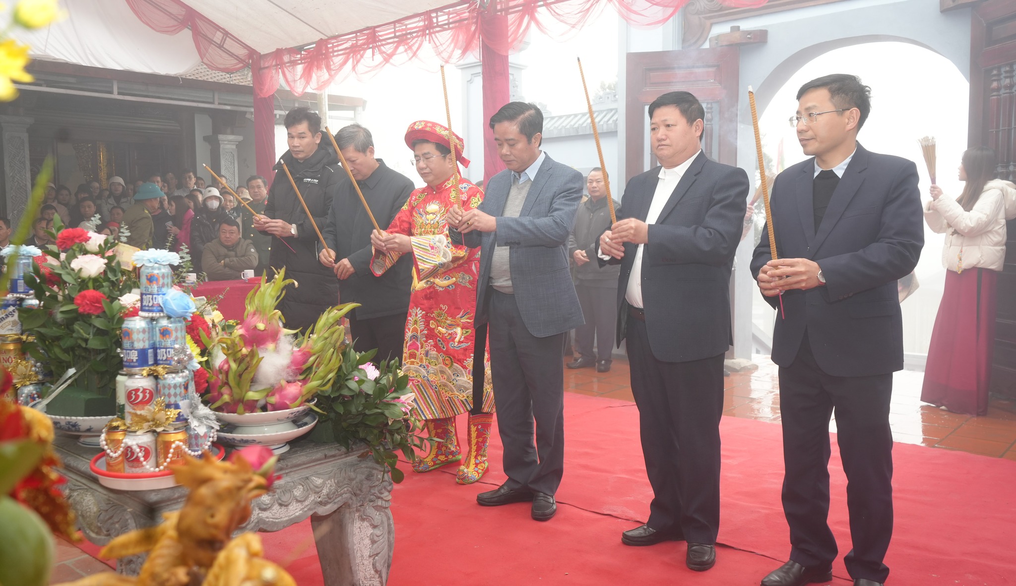 Thường trực Thị ủy, HĐND, UBND Sa Pa tham dự lễ dâng hương đặc biệt tại Lễ hội Đền Mẫu Thượng 2025- Ảnh 5.