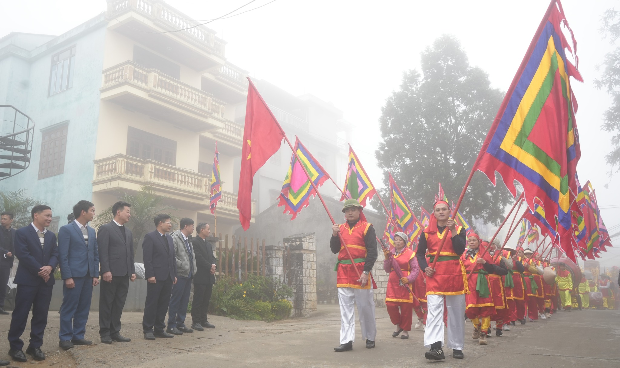 Thường trực Thị ủy, HĐND, UBND Sa Pa tham dự lễ dâng hương đặc biệt tại Lễ hội Đền Mẫu Thượng 2025- Ảnh 2.