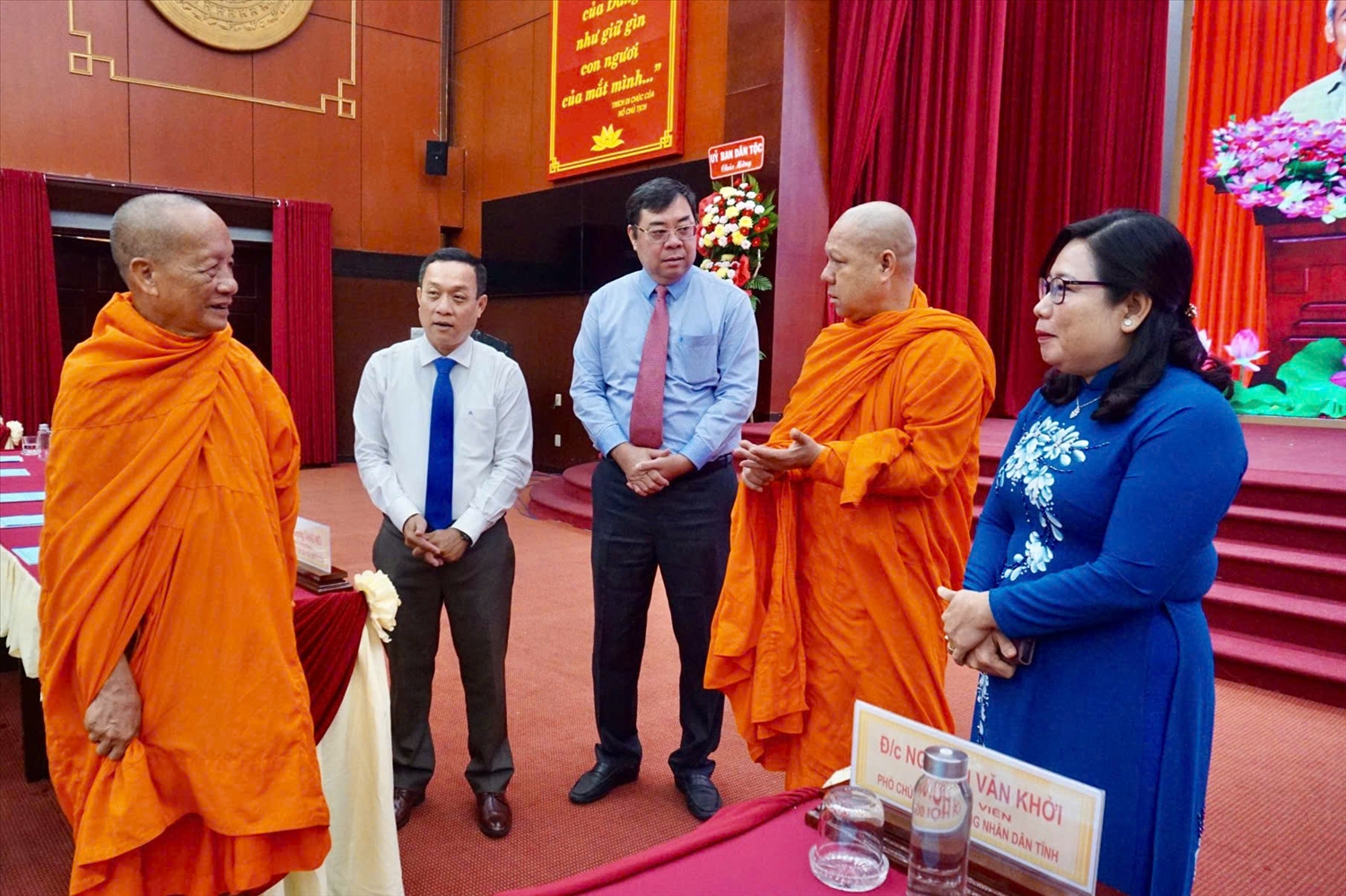 Sóc Trăng tổ chức nhiều hoạt động ý nghĩa mừng Tết Chôl Chnăm Thmây 2025- Ảnh 2. Bà Hồ Thị Cẩm Đào, Phó Bí thư Tỉnh uỷ, Chủ tịch HĐND lắng nghe các vị chức tôn giáo chia sẻ về công tác dân tộc , tôn giáo bên lề Hộị nghị Tuyên dương Người có uy tín năm 2024. (Ảnh Báo Dân Tộc)