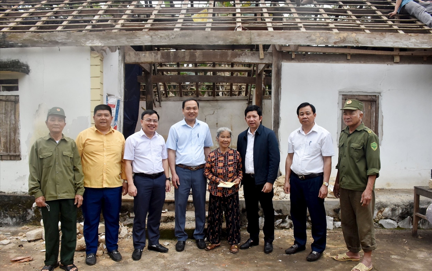 Nghệ An: Đẩy nhanh tiến độ xóa nhà tạm, nhà dột nát tại vùng miền núi- Ảnh 3. Bí thư Huyện ủy Quỳ Hợp, ông Dương Hoàng Vũ (thứ 3 từ bên phải) trao quà cho bà Lưu Thị Như ở bản Hộc Mợi, xã Châu Thái tại buổi lễ khởi công xây nhà theo tiêu chí 3 cứng. (Ảnh Báo Dân Tộc)