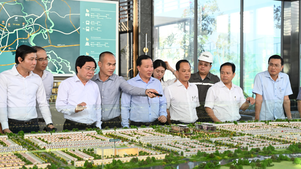 Bí thư Tỉnh ủy - Nguyễn Văn Quyết (thứ 3, trái qua) cùng Đoàn công tác tham quan mô hình mẫu của Dự án Khu dân cư Lương Hòa. (Ảnh Báo Long An Online)
