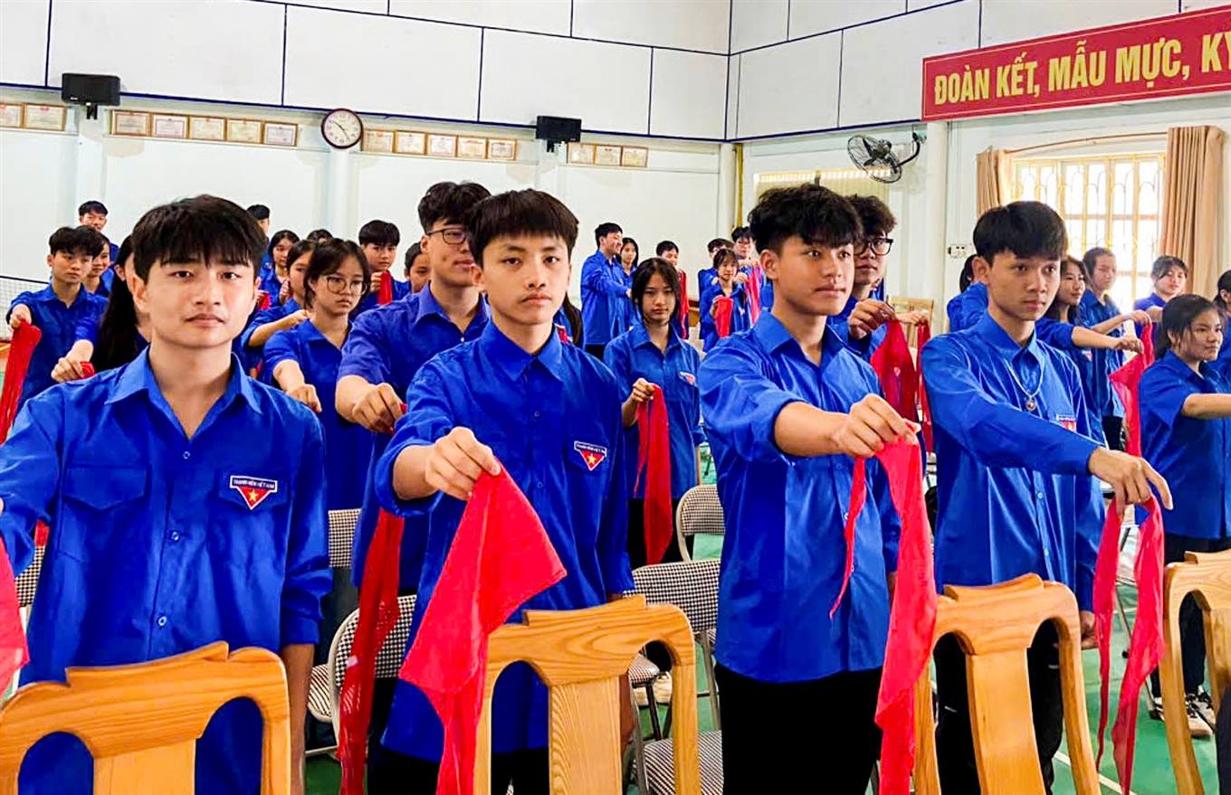 Các em học sinh làm lễ trưởng thành Đội. (Ảnh Truyền Hình Bát Xát)