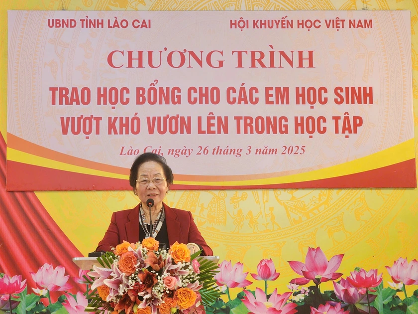 Chủ tịch Hội Khuyến học Việt Nam biểu dương sự nỗ lực của Hội Khuyến học tỉnh Lào Cai trong công tác khuyến học, khuyến tài, xây dựng xã hội học tập. (Ảnh Công dân & Khuyến học)