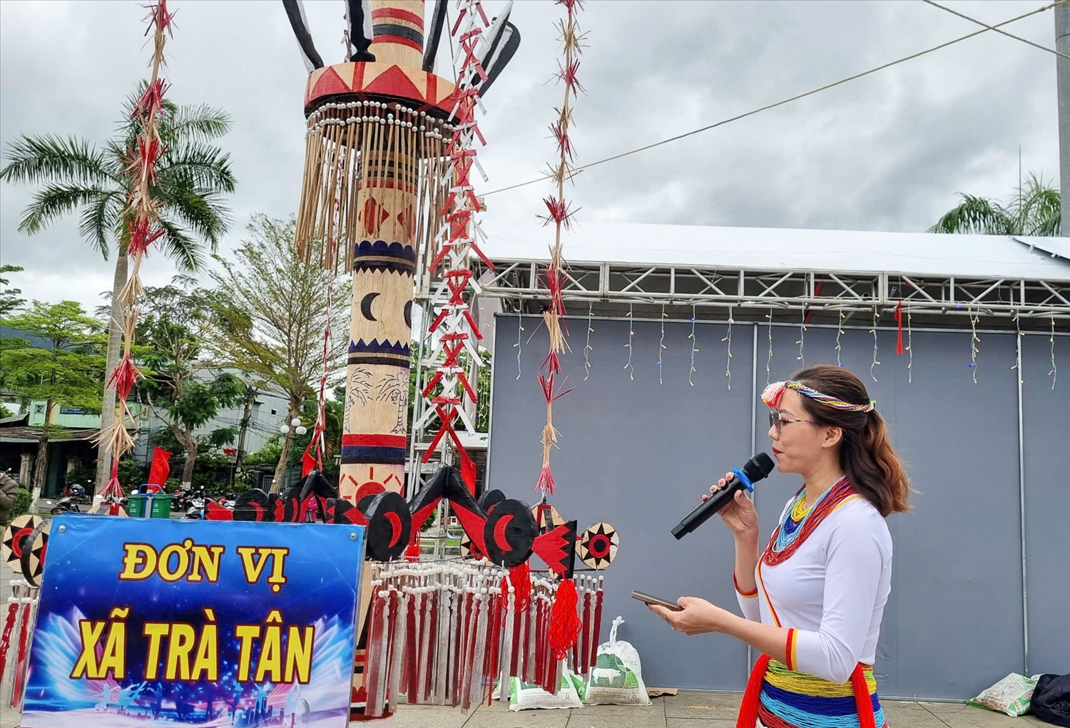 Nghệ thuật trang trí cây nêu của người Co – Di sản văn hóa độc đáo- Ảnh 2. Cô gái Co giới thiệu về cây nêu truyền thống của dân tộc mình. (Ảnh Báo Dân Tộc)