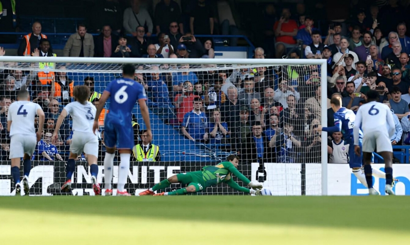 Cucurella tỏa sáng, Chelsea thắng Leicester giữ vững top 4 ngoại hạng Anh- Ảnh 1. Cole Palmer sút hỏng quả penalty đầu tiên trong sự nghiệp.