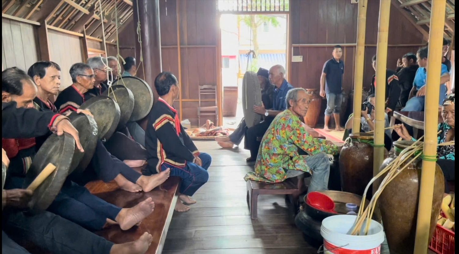 Dàn cồng chiêng được tấu lên nhiều lần trong Lễ cúng sức khỏe. (Ảnh Báo Dân Tộc)
