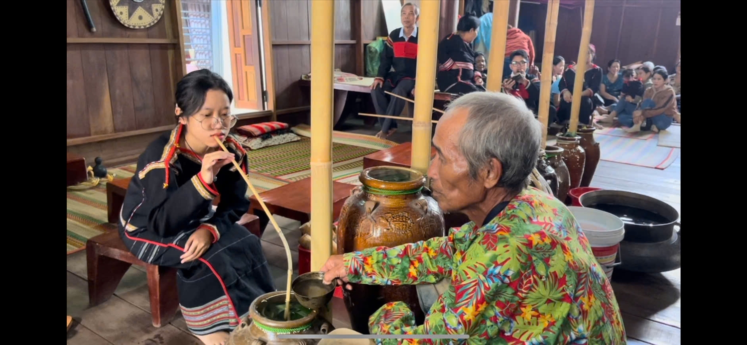 Dân làng tham dự Lễ cúng sức khỏe đều được uống rượu cần. (Ảnh Báo Dân Tộc)