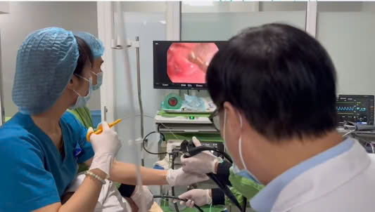 Dị vật được xác định là một con đỉa nước (dân gian gọi là "con nấc") có chiều dài gần 8cm. (Ảnh BVĐK Hưng Thịnh)